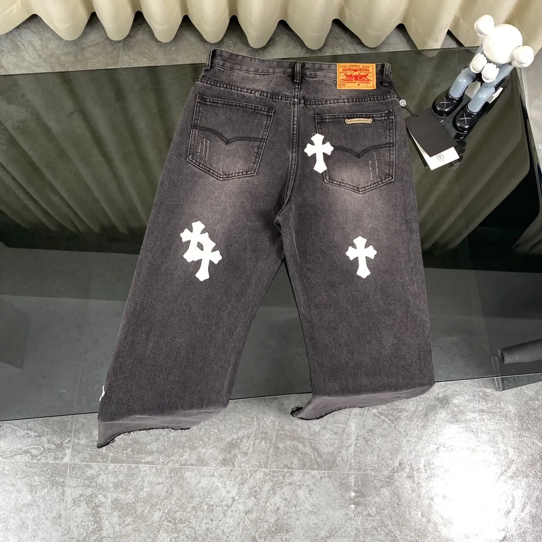 🅿️250 Correct version Chroe Hets CH black pink leather jeans, counter price 4W level, patchwork cross pattern embellishment, women's high-waisted washed jeans! ! Absolutely high-end luxury products, 1.9W level god-level single products, super popular products, built with top heavy industry, a magic weapon that cannot be missed [About Zangyin] This is an extremely luxurious fashion brand that can also be called the aristocrats of the high street. It has always been an exclusive brand for some hipsters or rich second generations. Compared with ordinary high streets, it is more luxurious and noble. Compared with luxury brands, it has a more fashionable personality and has always been a brand that I have a special liking for. A6632 [Top heavy industry fashionable design] Consistently high-street luxury style creation. Speaking of this style, the Zangyin family and GU family are definitely the leading representative brands. Especially the Zangyin family has really achieved a state-of-the-art effect in creating high-street style. The color system of this model is made of unique washed materials. It is already quite eye-catching. It is decorated with pink patchwork cross flowers, which cleverly highlights the charm of the brand. Secondly, this model uses classic The classic high-waist cutting design highlights the long legs and the fashionable temperament of the upper body. The brand is highly recognizable and the slim fit configuration is more suitable for daily wear. This product is a product that interprets personality, fashion, and specifications at a glance. This single product is enough to make any fan excited. It can be a white T-shirt for youthful preppy style, or a tight sling for royal lady style. It has strong matching ability and can be easily controlled by men.  [Material and craftsmanship] Needless to say, this point goes without saying. As an excellent craftsman brand, Zangyin has really perfect requirements for details and craftsmanship. The washed color of this model has gone through so many processes, not to mention the embellishment of the denim appliqués. It is also purely handmade and sewn. Just like what they believe in, only handmade things have soul and have the meaning of wear. A top-notch heavy-duty fashionable denim item, I look forward to your perfect interpretation! ! 28-34 corresponds to S-XL